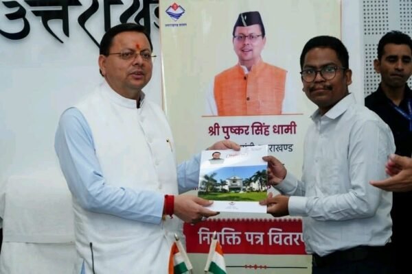 मुख्यमंत्री धामी ने राजस्व परिषद में नव-चयनित  सहायक समीक्षा अधिकारियों को सौंपे नियुक्ति पत्र