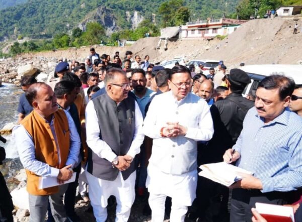 सहस्त्रधारा में आपदा पीड़ित परिवारों से मिले मुख्यमंत्री धामी, नुकसान का लिया जायजा