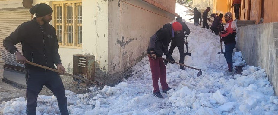 बदरीनाथ धाम में नगर पंचायत की एडवांस टीम शुरू किया बर्फ हटाना