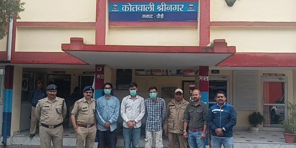पौड़ी गढ़वाल : रेस्टोरेंट संचालक को ब्लैकमेल करने व धमकी देकर वसूली करने वाले 3 अभियुक्त गिरफ्तार