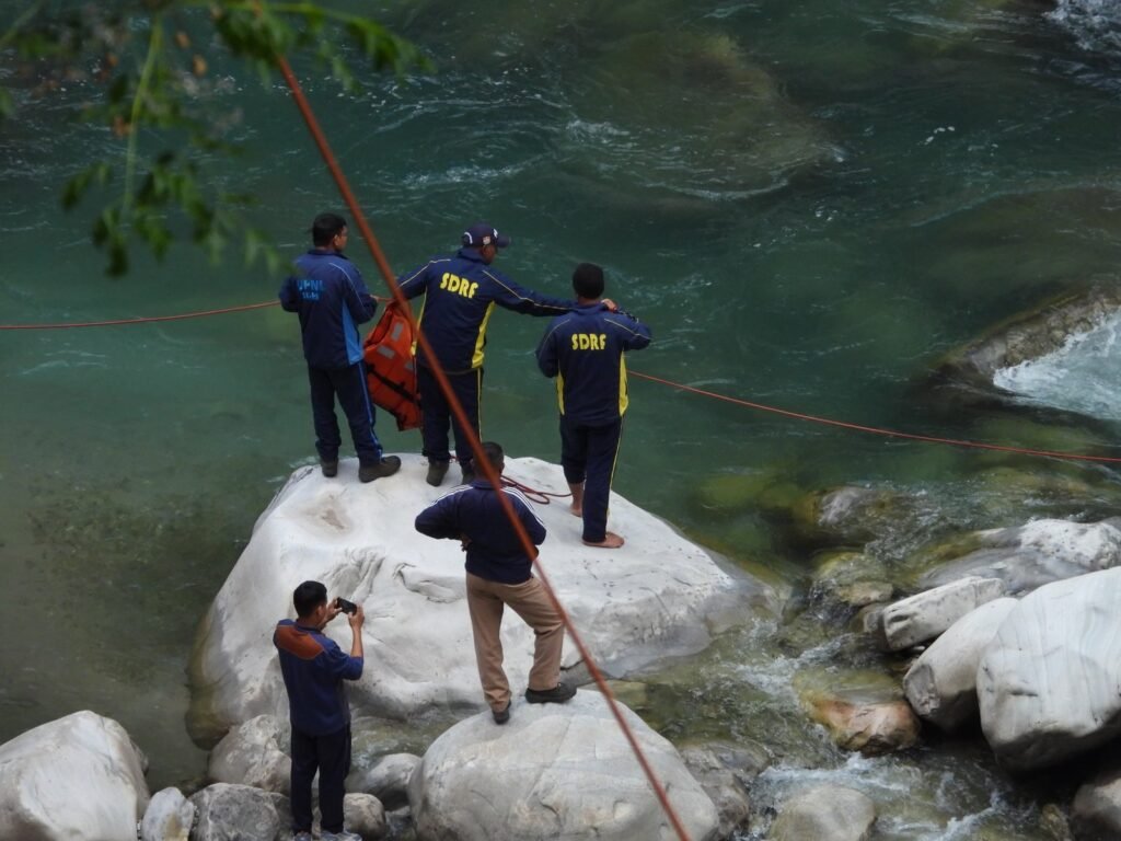 कर्नाटक के युवक ने अलकनंदा में लगाई छलांग, SDRF ने किया रेस्क्यू