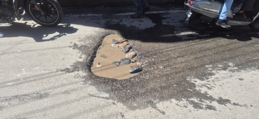 जोशीमठ में बदहाल हाईवे से लोग परेशान, मुख्य चौराहे पर गड्ढा बना खतरा