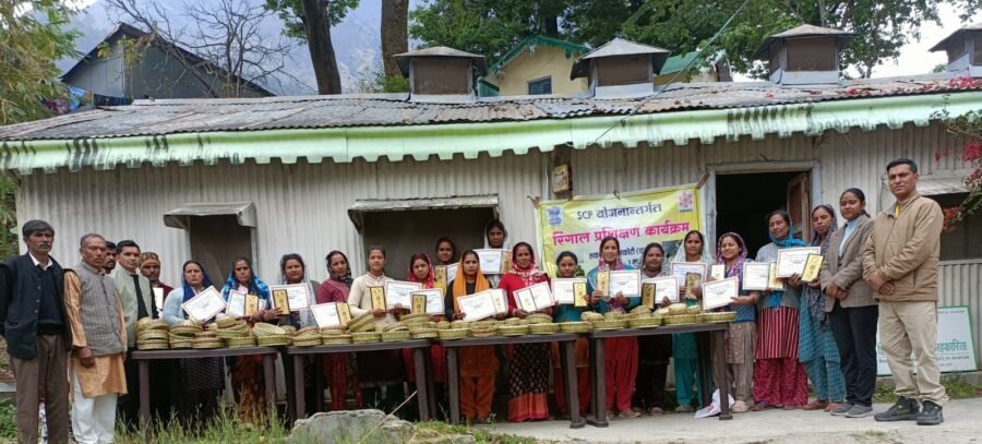 आधुनिक तकनीक और ट्रेनिंग से चमकेगा रिंगाल उद्योग, पीपलकोटी में एक माह का रिंगाल प्रशिक्षण कार्यक्रम संपन्न, 24 शिल्पियों ने सीखी आधुनिक तकनीक