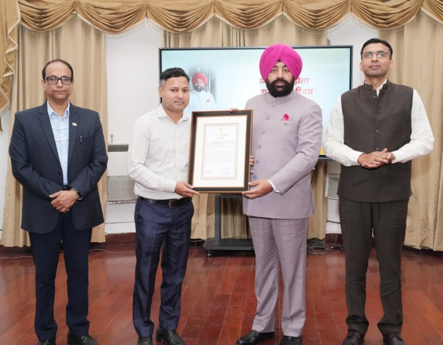 राज्यपाल ने आपदा में उत्कृष्ट कार्य करने वाले कार्मिकों को किया सम्मानित