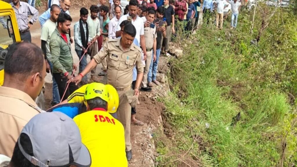 पौड़ी गढ़वाल : 120 मीटर गहरी खाई में गिरी जेसीबी, चालक की मौत