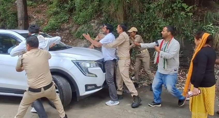 उक्रांद ने रोका महेंद्र भट्ट का काफिला, स्थानीय मुद्दों और कर्णप्रयाग घटना पर मांगा जवाब
