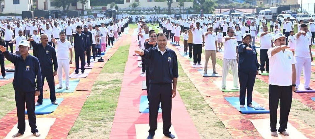 बदरीनाथ से गौचर तक योग दिवस की धूम, गोपेश्वर में लोगों ने किया सामूहिक योगाभ्यास