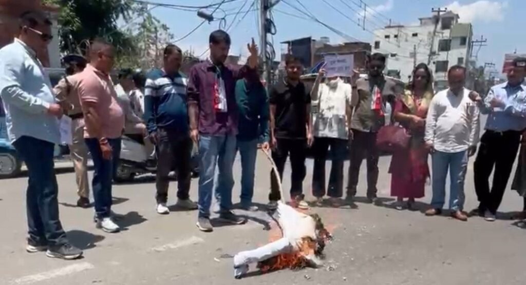 नीट पेपर लीक और सीबीएसई मूल्यांकन विवाद पर उक्रांद का प्रदर्शन, शिक्षा मंत्री का पुतला फूंका
