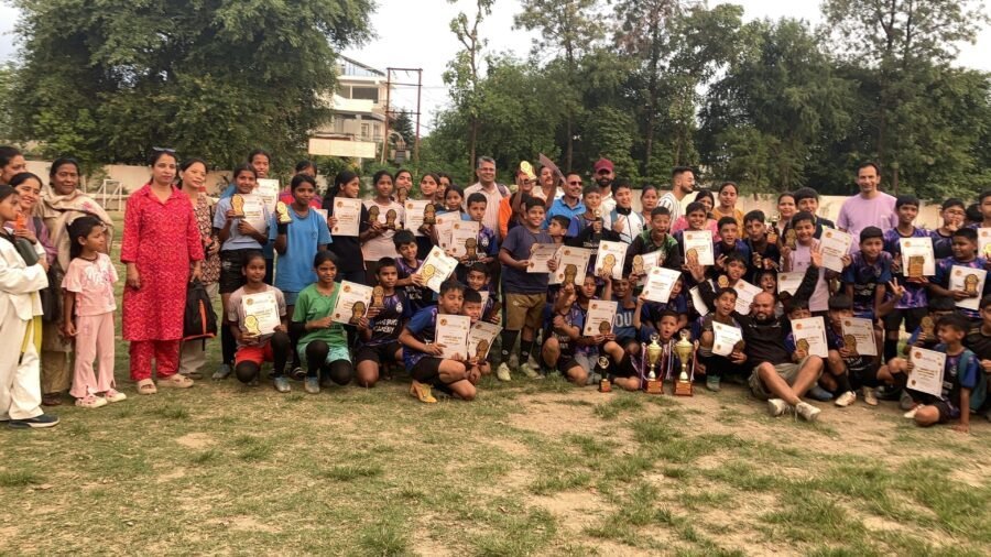 तनिष्क फुटबॉल अकादमी में आयोजित द्वितीय समर फुटबॉल टूर्नामेंट में खिलाड़ियों ने दिखाया दमखम, विभिन्न वर्गों में रोमांचक मुकाबले