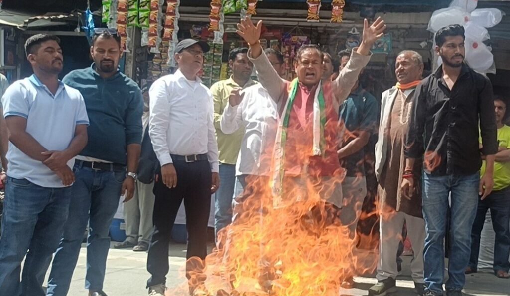 बदरीनाथ चढ़ावा विवाद पर कांग्रेस का प्रदर्शन, बीकेटीसी का पुतला फूंका