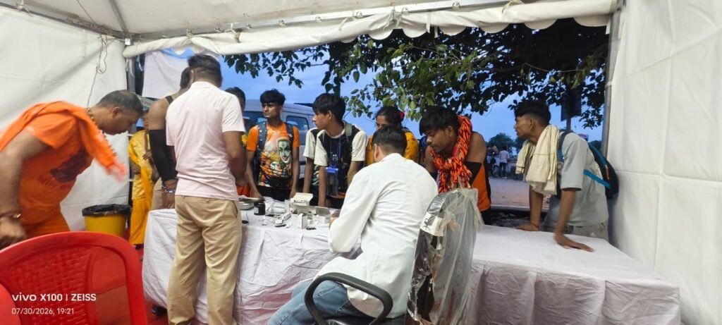 डीएम मयूर दीक्षित के निर्देशन में स्वास्थ्य विभाग द्वारा शिव भक्तों के उपचार के लिए 32 स्थानों पर लगाए गए है स्वास्थ्य शिविर