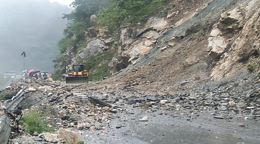 उत्तराखंड में बारिश का कहर जारी : पांच जिलों में ऑरेंज अलर्ट, कई जिलों में स्कूल बंद, भूस्खलन से मार्ग प्रभावित