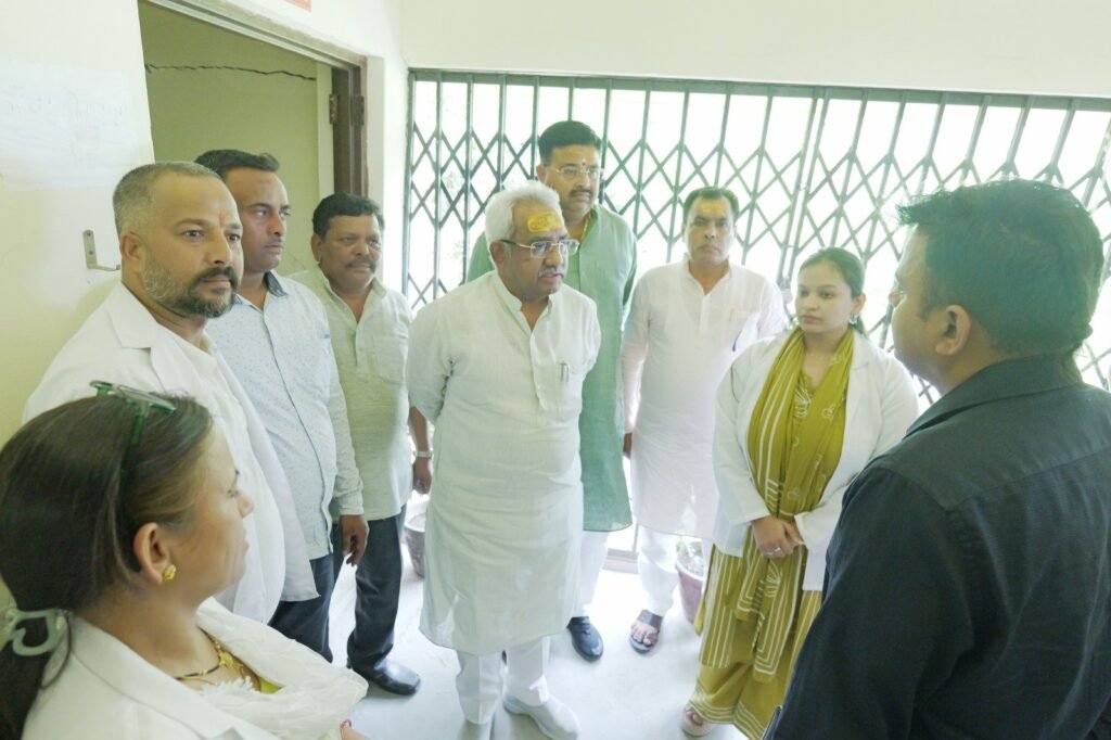 पंचायती राज मंत्री मदन कौशिक ने नीलकंठ महादेव मंदिर में किए दर्शन-पूजन, आयुर्वेदिक चिकित्सालय का निरीक्षण कर व्यवस्थाओं का लिया जायज़ा