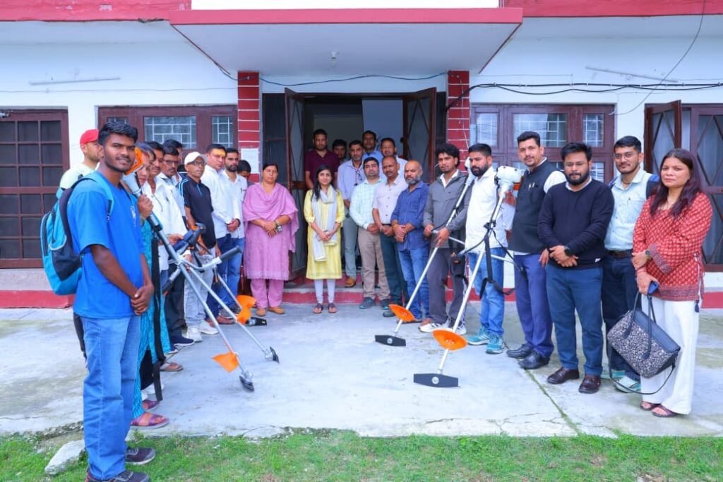 डीएम स्वाति एस. भदौरिया ने पायलट प्रोजेक्ट के तहत ग्राम प्रधानों को सौंपे बुशकटर, आपदा जोखिम कम करने में मिलेगी मदद