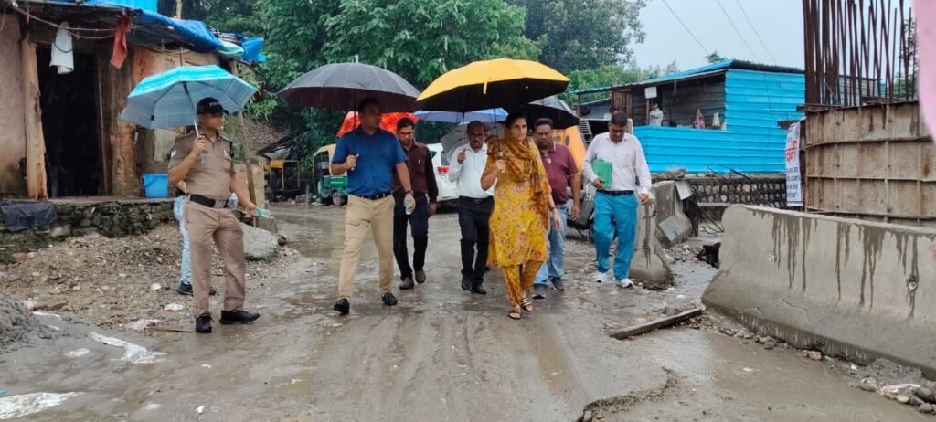 कांवड़ मेला संपन्न होते ही कुंभ की तैयारियों को युद्ध स्तर पर आगे बढ़ाने में जुटा मेला प्रशासन, बारिश के बीच मेलाधिकारी सोनिका ने अनेक क्षेत्रों का पैदल भ्रमण कर तैयारियों का लिया जायजा