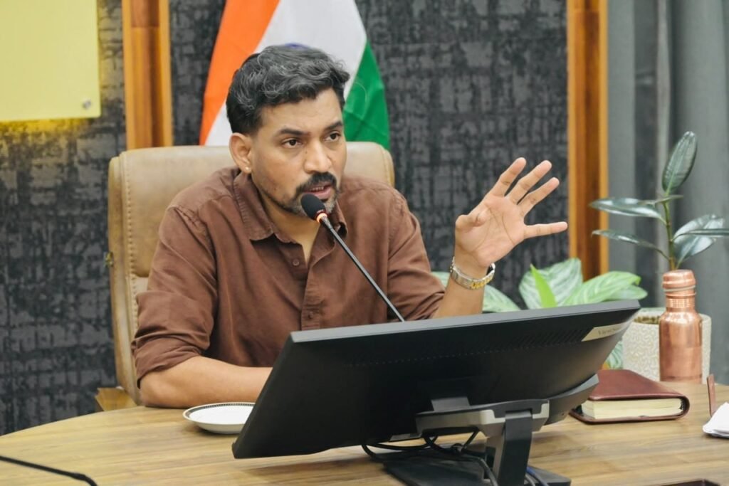 नदियों में कूड़ा डालने वालों पर होगी एफआईआर, डीएम डॉ. आशीष चौहान ने अनधिकृत डंपिंग साइट तत्काल चिन्हित करने के निर्देश