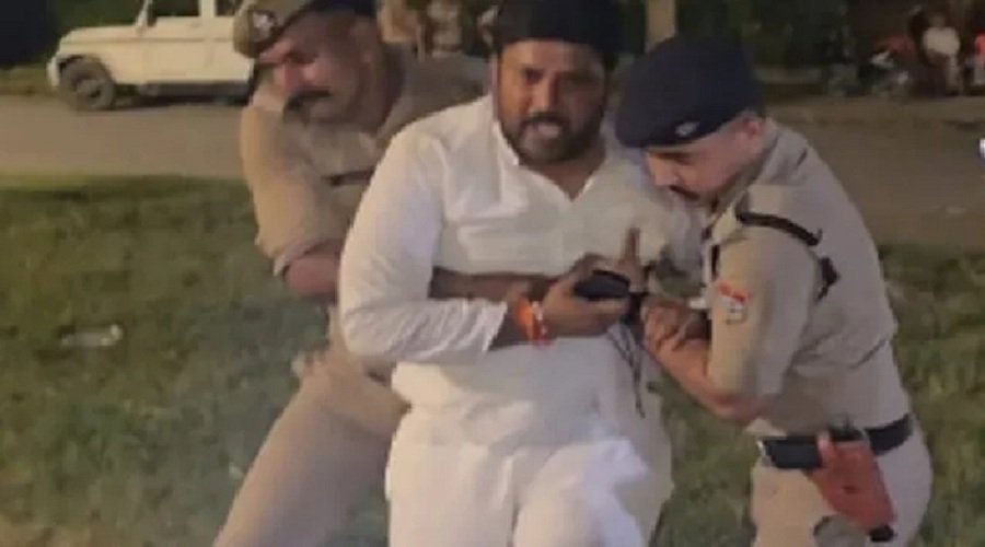 स्ट्रांग रूम के बाहर बैठने को लेकर हंगामा, कांग्रेस प्रत्याशी को पुलिस ने हटाया